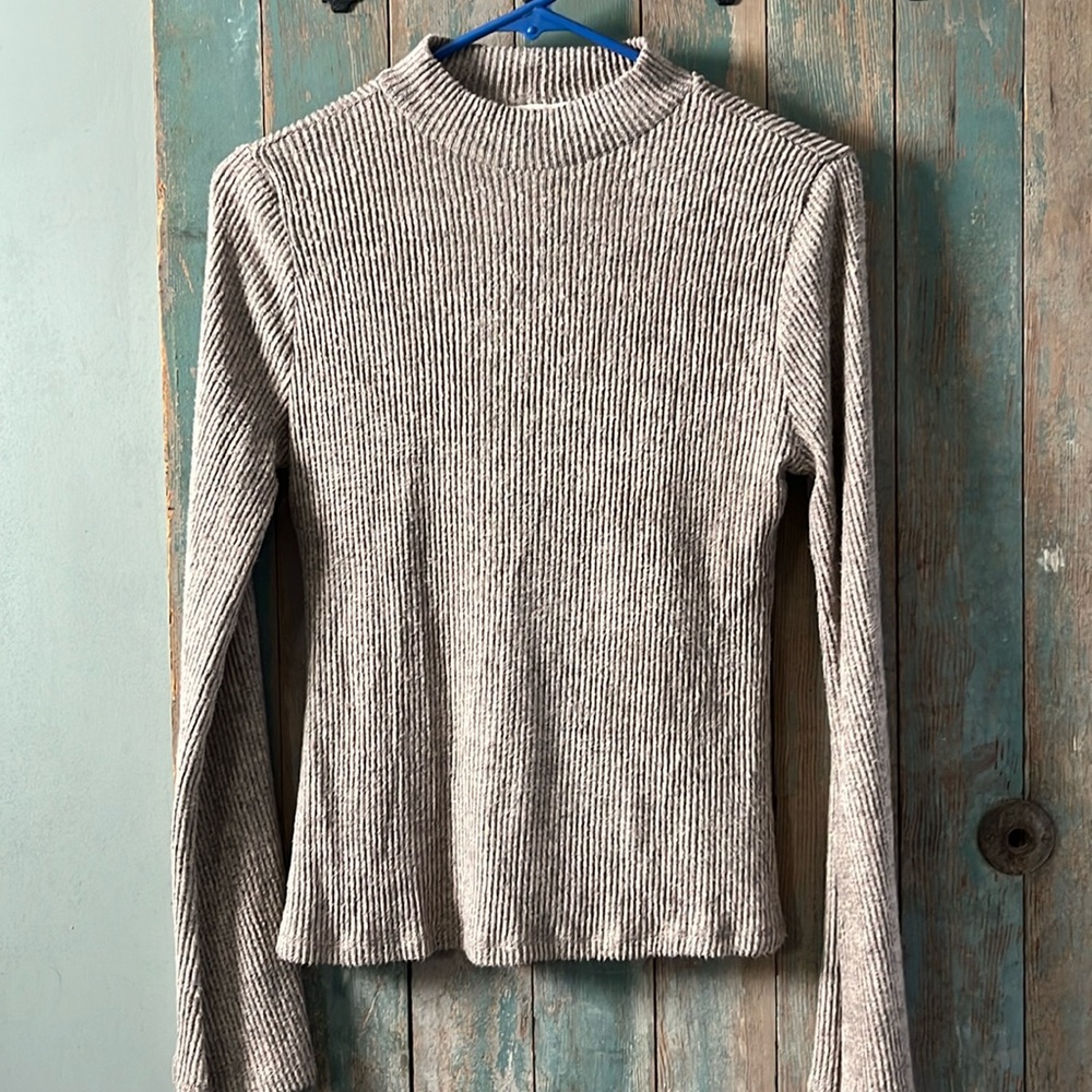 No Frills women’s medium long sleeve brown sweater